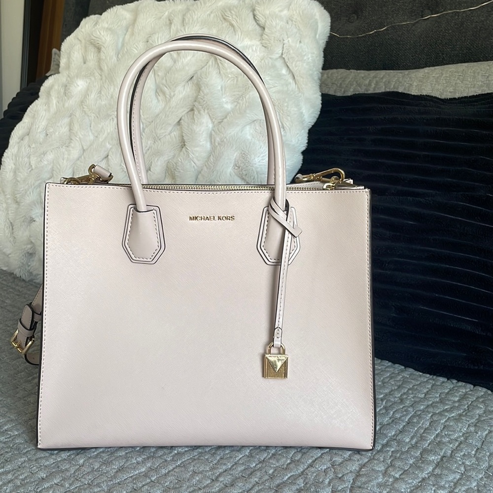 Large Micheal Kors Handbag with Detachable Strap